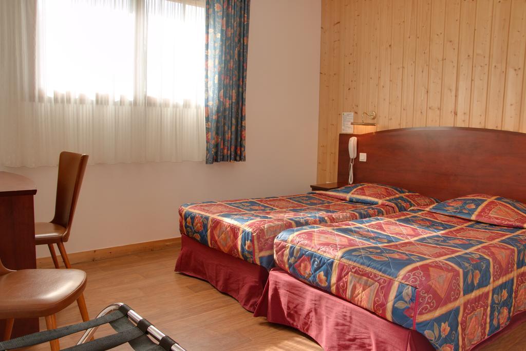 Le Chalet De La Foret Hotel 3 Etoiles Et Restaurant Виерзон Стая снимка